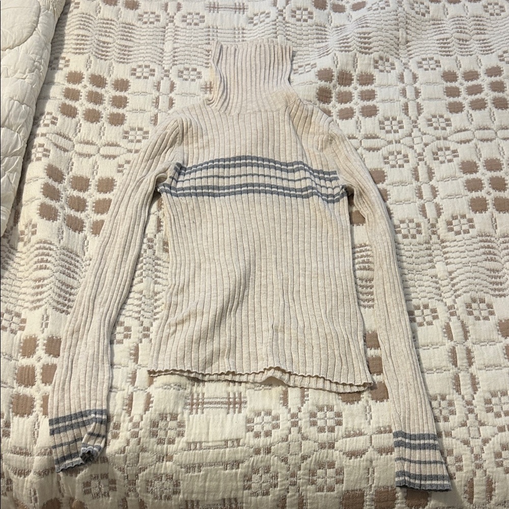 American Eagle Outfitters Cream and Gray Ribbed Turtleneck Sweater